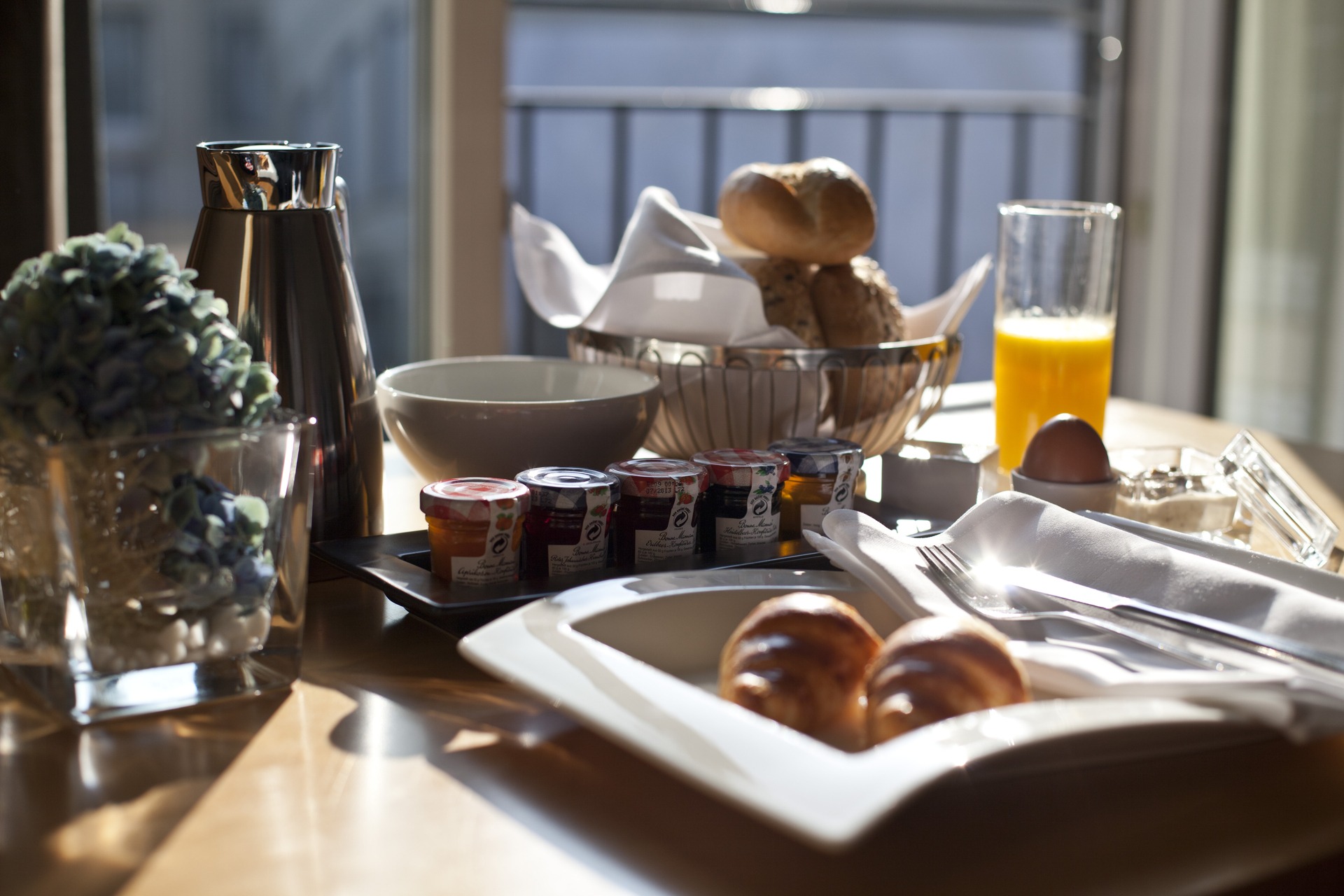 Zimmerfrühstück am offenen Fenster relexa hotel Berlin - Zimmerfrühstück am offenen Fenster